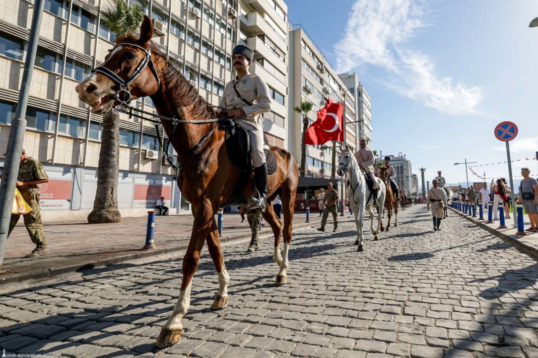İzmir’de hem karada hem de havada kurtuluş coşkusu böyle yaşandı 6